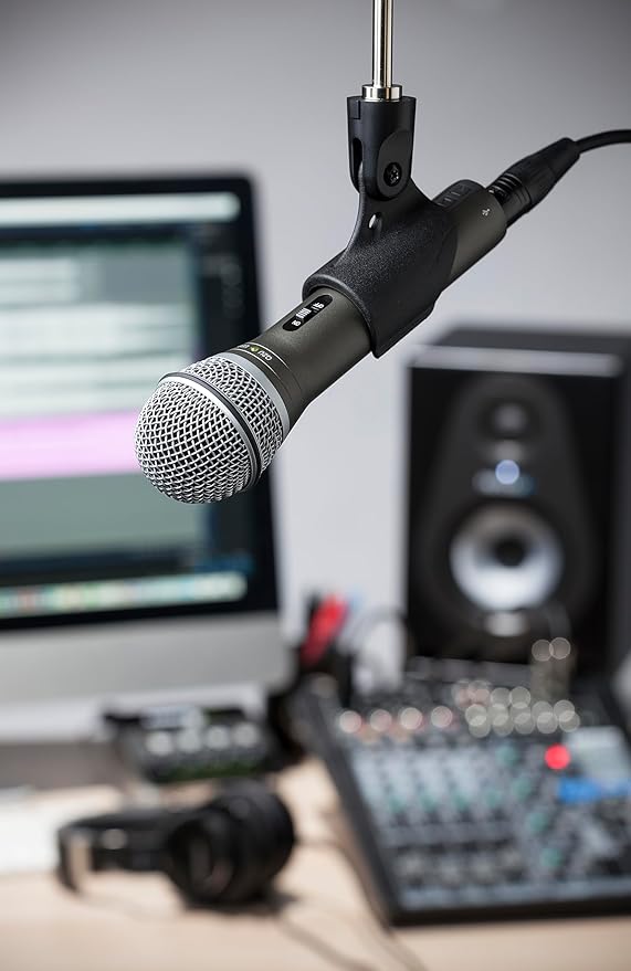 SAMSON Technologies Q2U USB/XLR Dynamic Microphone Recording and Podcasting Pack (Includes Mic Clip, Desktop Stand, Windscreen and Cables), Silver